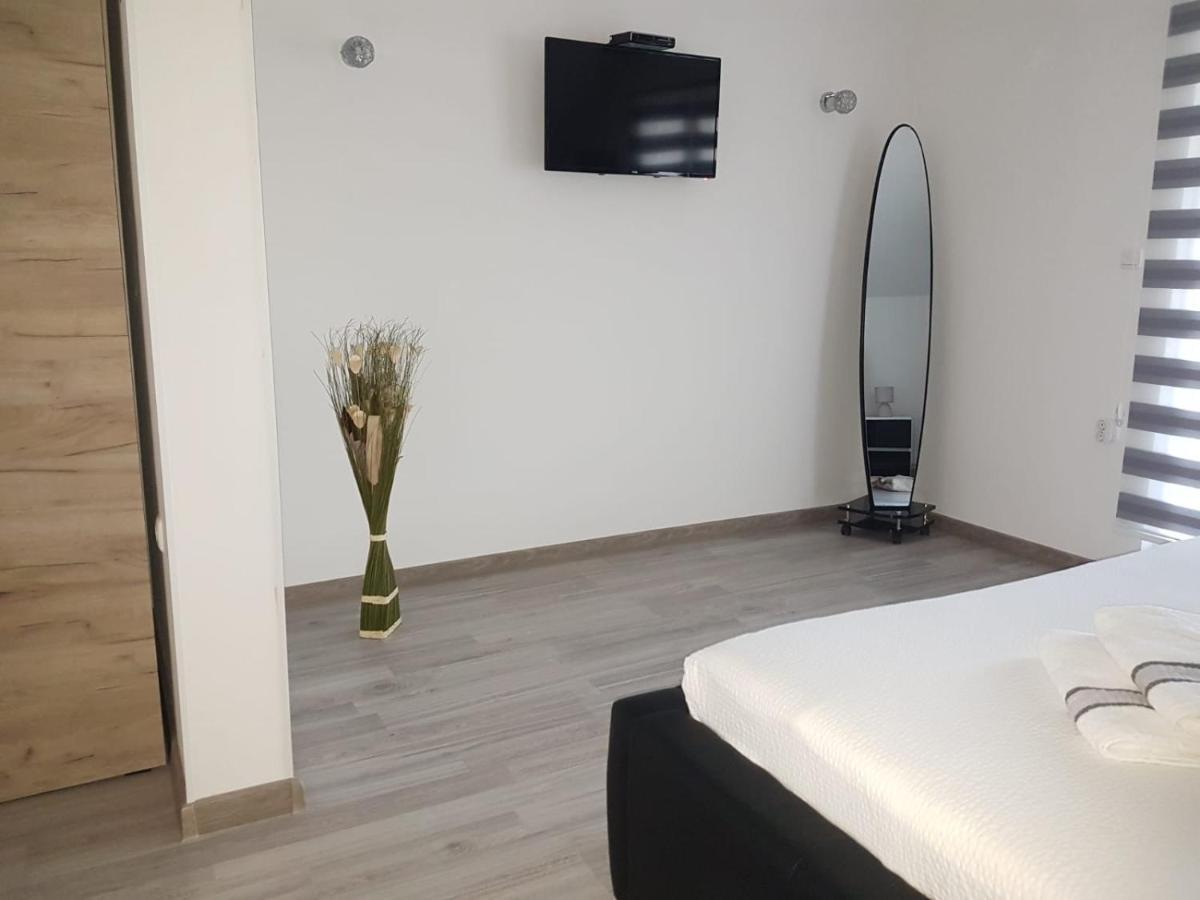 Apartmani Brigita Korenica Exterior foto